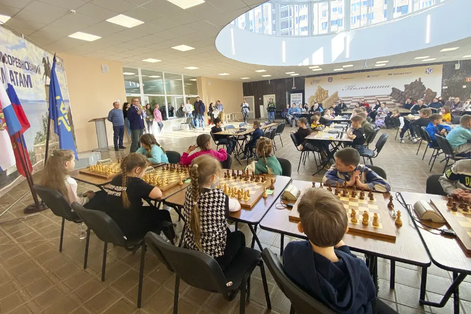 дети на соревнованиях по шахматам