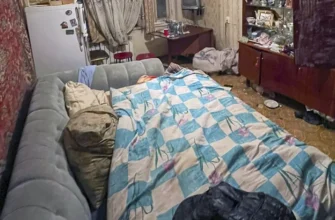 старая кровать в комнате