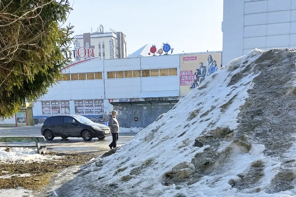 сугроб 27-03-2024 революционная 5 хитон сугроб на улице Революционной