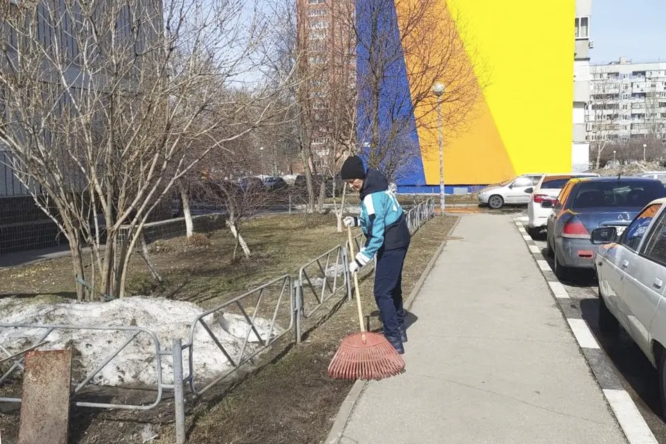 дворник подметает тротуар