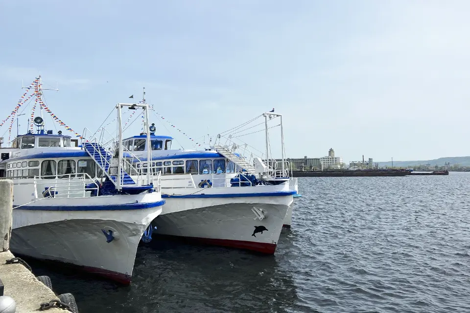 суда в речном порту