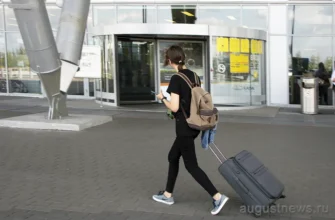 девушка с чемоданом в аэропорту