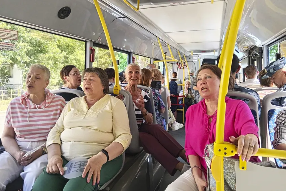 пассажиры автобуса поют песни