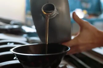 заливает в двигатель автомобильное масло