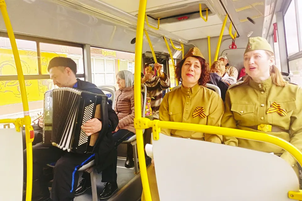 поздравление пассажиров автобуса с Днем Победы