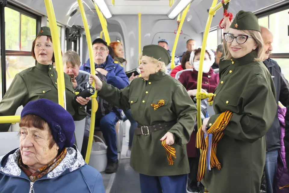 поздравление пассажиров транспорта с Днем Победы