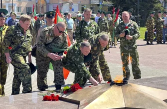 пограничники возлагают цветы к Вечному Огню