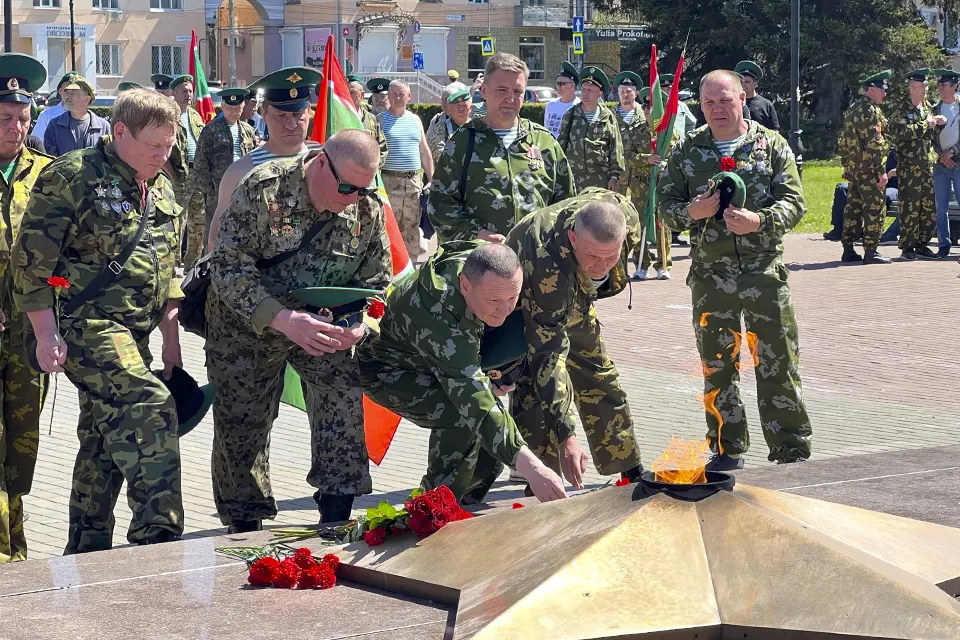 пограничники возлагают цветы к Вечному Огню