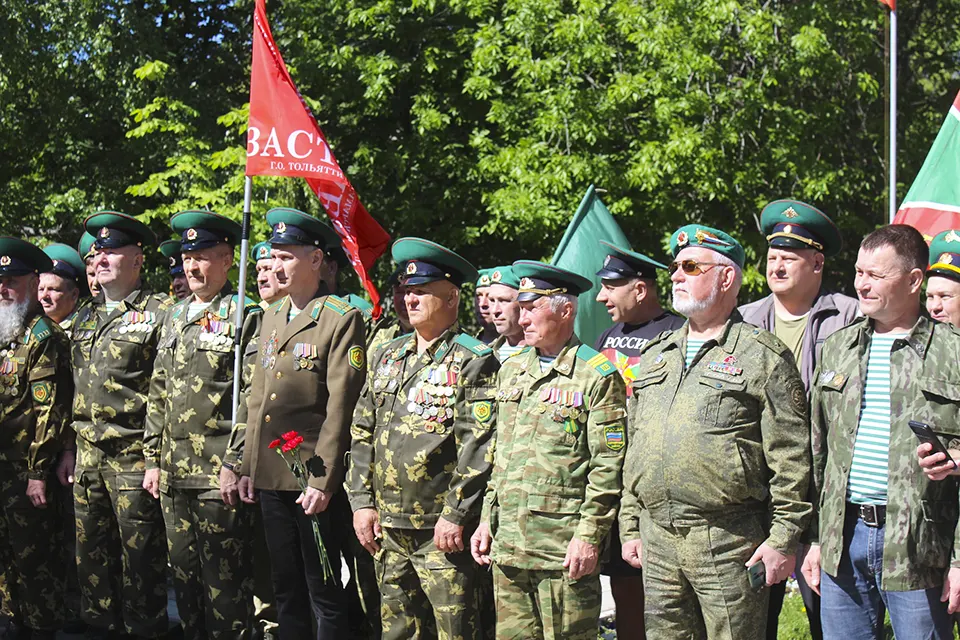 военнослужащие в День пограничника