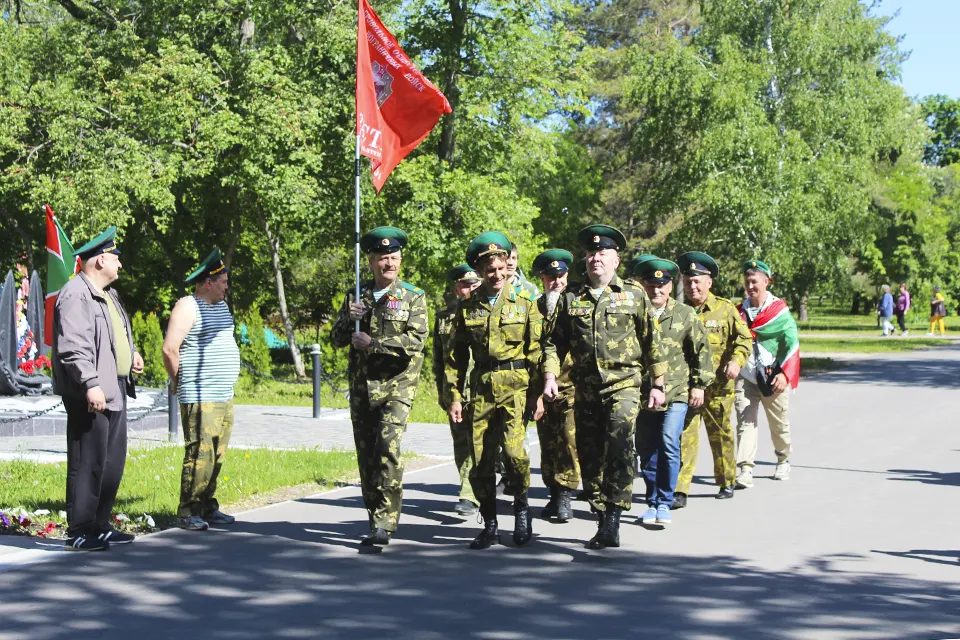 пограничники с флагом