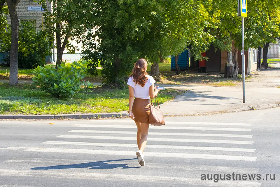 девушка переходит дорогу
