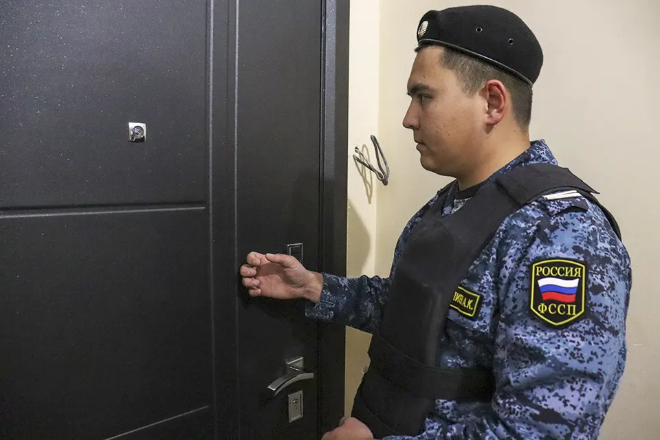 Судебный пристав стучится в дверь
