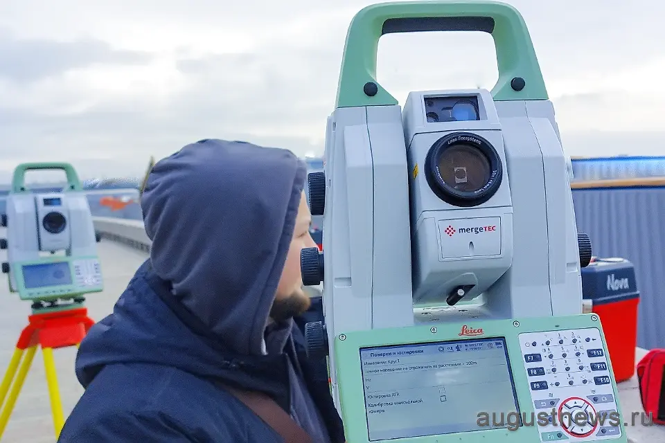 кадастровый инженер геодезист проводит замеры