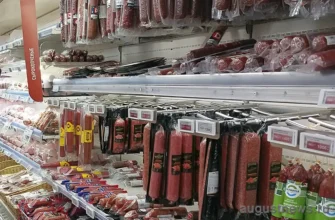 различные колбасы на витрине