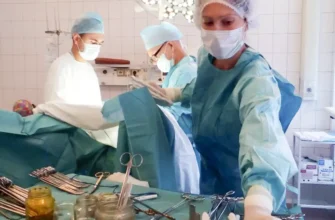 медсестра помогает на операции