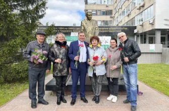 жители возле памятника Николаю Семизорову