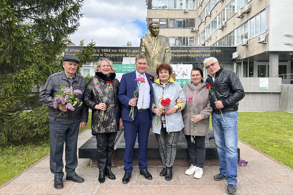 жители возле памятника Николаю Семизорову