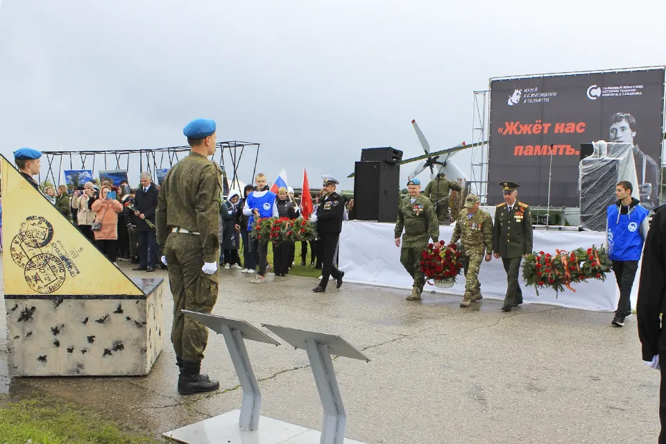 возложение цветов в парке имени Сахарова