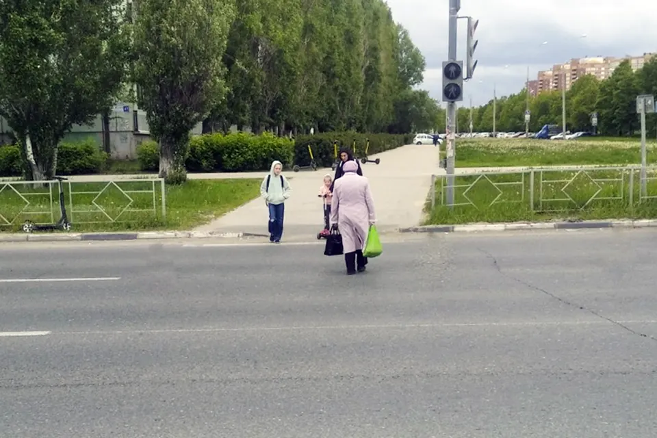 пешеходный переход дети самокат люди идут по пешеходному переходу