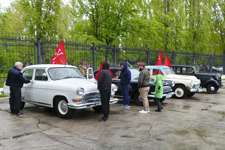 ретро машина автомобиль 9 мая ретроавтомобили у парке Победы