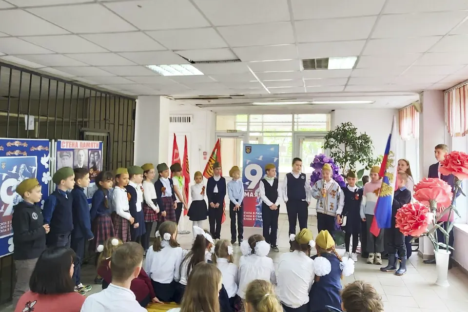 дети поют военные песни и читают стихи