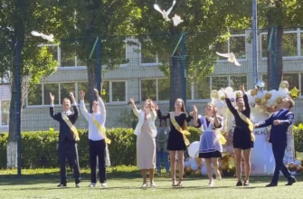 выпускники школ с голубями