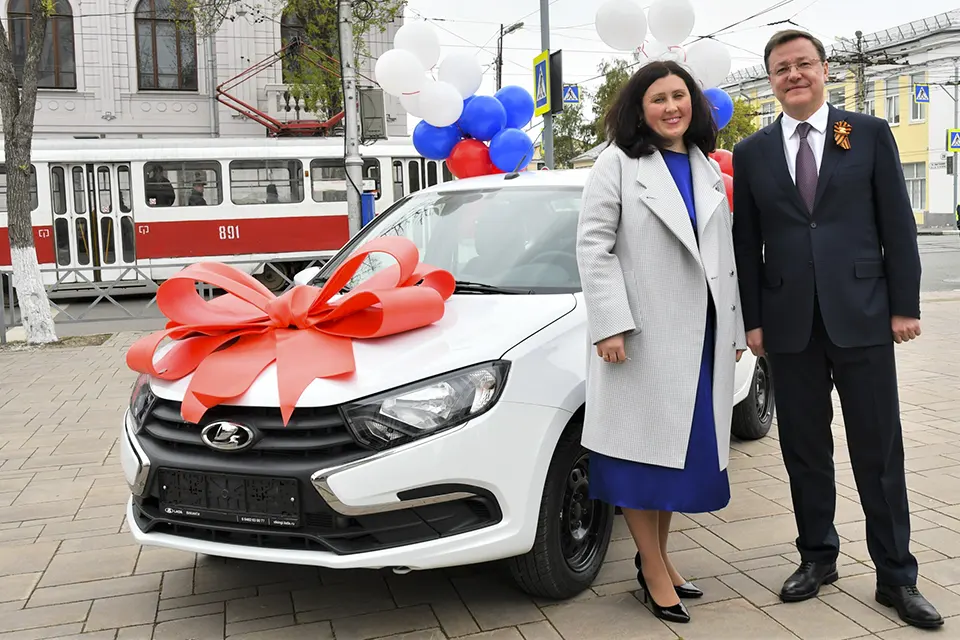 губернатор награждает учителя года