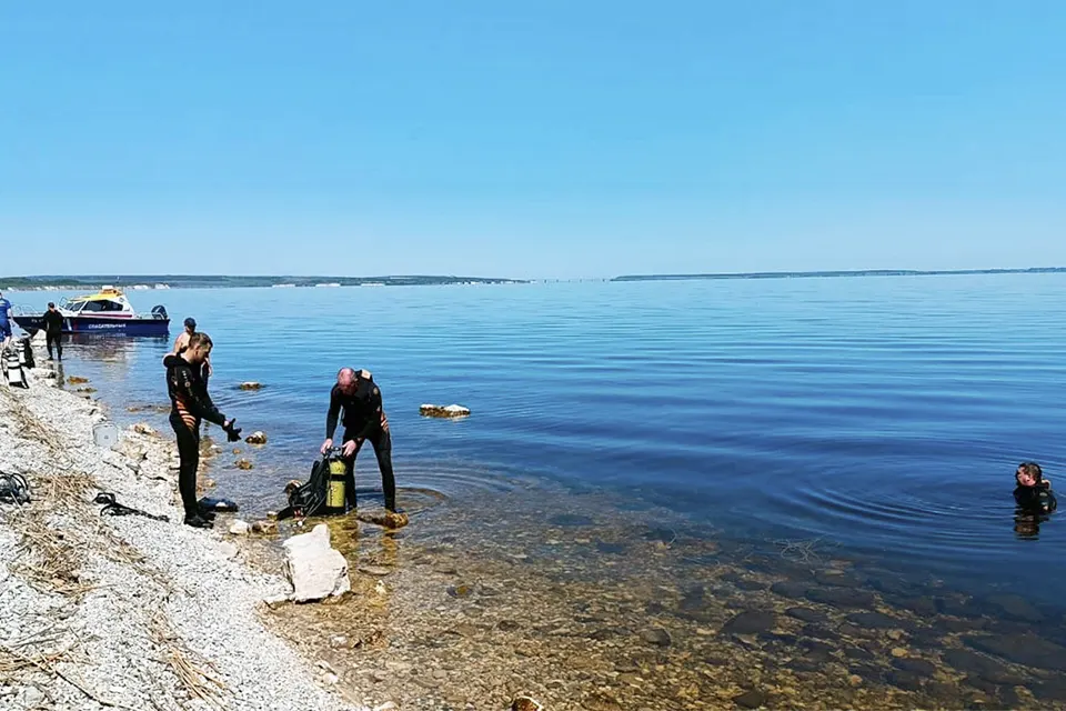 водолазы проводят поиски в Волге
