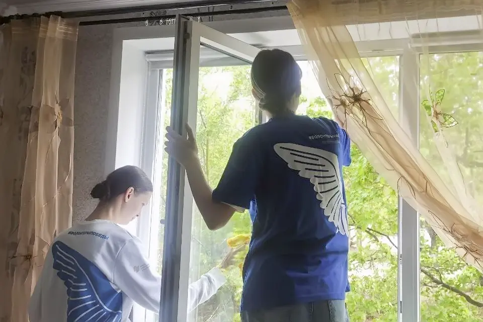 девушки моют окна ветеранам