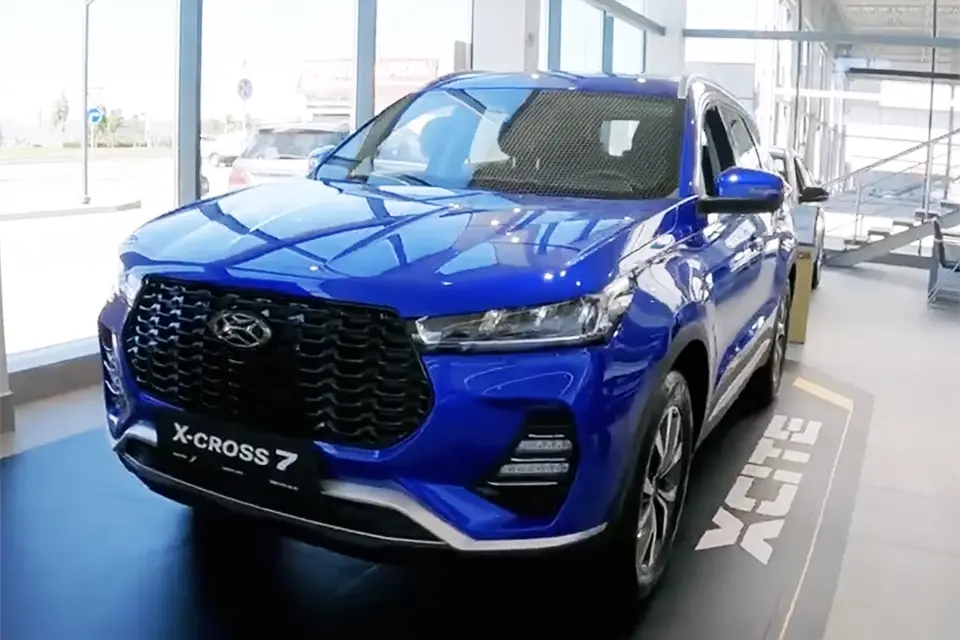 новый автомобиль лада кроссовер X-Cross 7