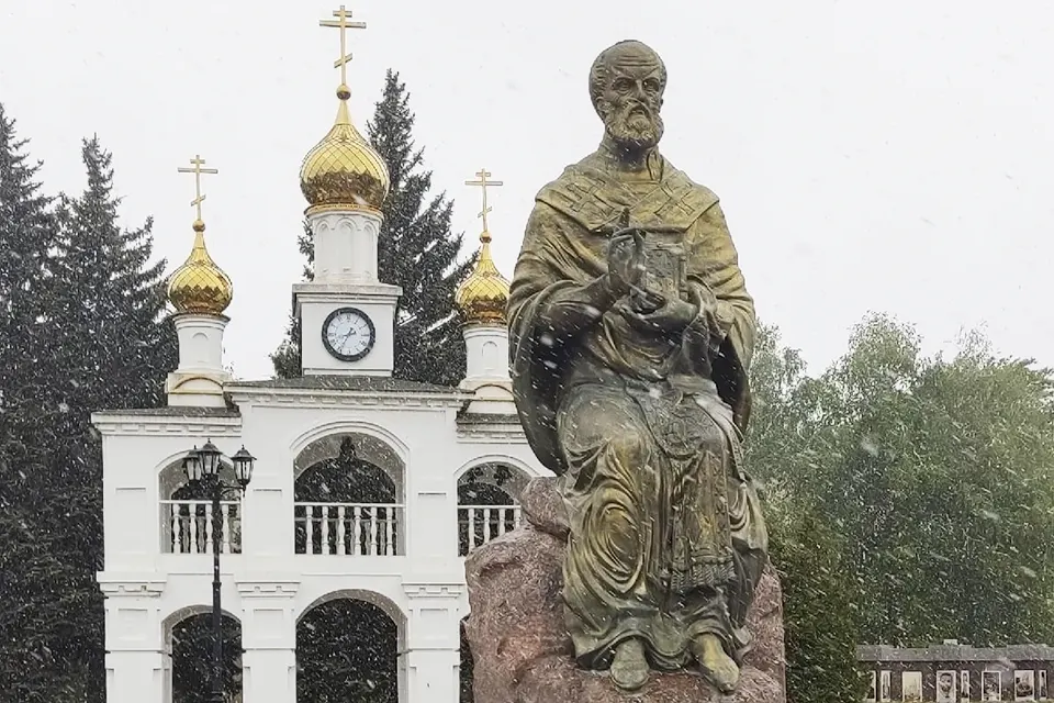 памятник Николаю Угоднику и звонница