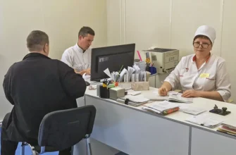 врач принимает пациента в селе