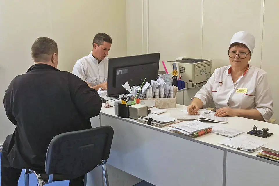 врач принимает пациента в селе