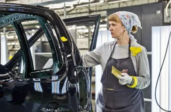 женщина работает на автовазе