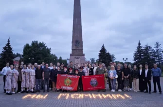 жители у Обелиска Славы 22 июня