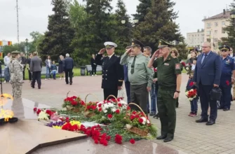 жители у Вечного огня