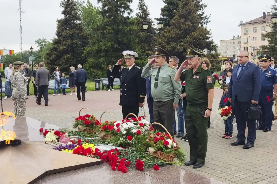 жители у Вечного огня