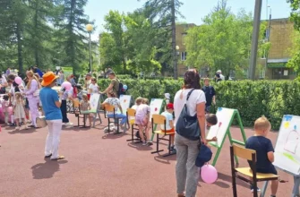 дети рисуют на мольбертах