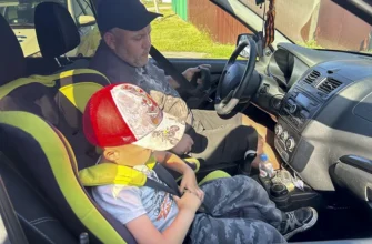 ребенок находиться в детском кресле