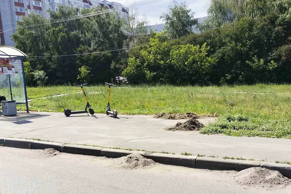 кучи песка на дороге