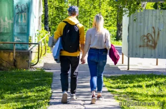 молодые люди держатся за руку