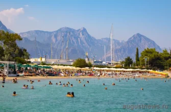 люди купаются и загорают на пляже