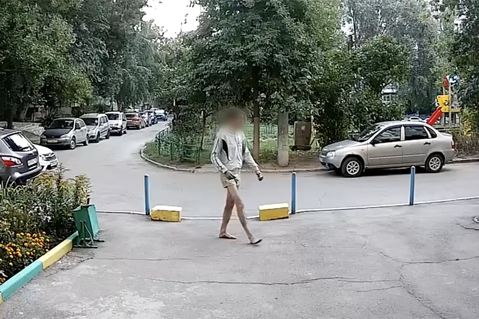 идет в трусах по улице