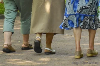 гуляют пожилые женщины