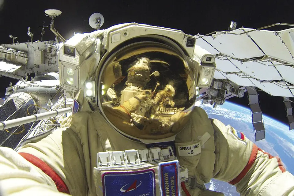 космонавт в открытом космосе
