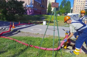 рабочие промывают водопровод в Тольятти