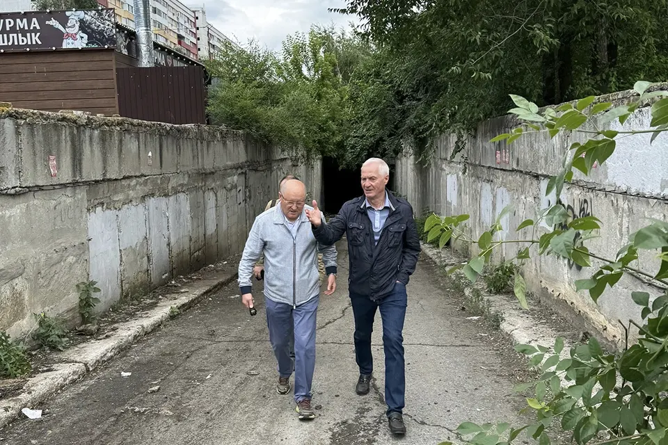 глава города проверяет подземное сооружение