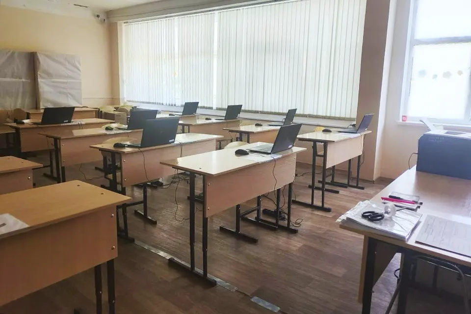 компьютеры на партах в школе