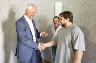 глава города вручает ключи сироте