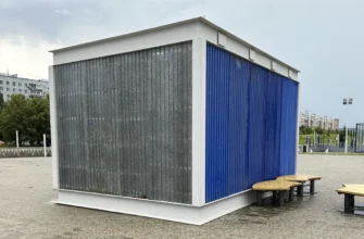 стены павильона из железных листов